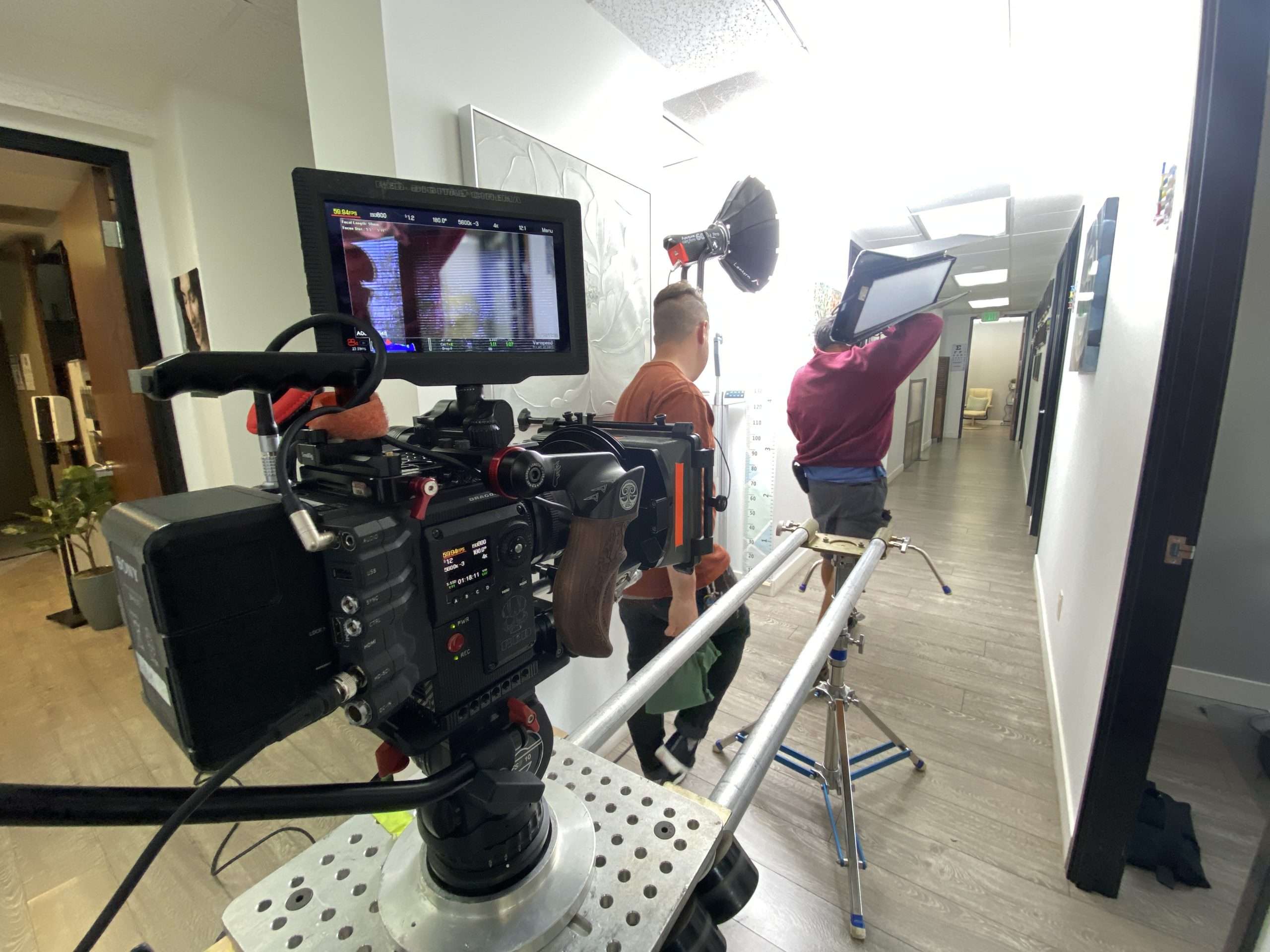 TV-Werbeproduktion München: Broadcast-Kamera mit Monitor am Set – LANIZMEDIA
