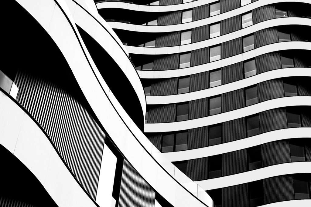 Moderne Fassade mit geschwungenen Balkonen in Schwarz-Weiß
