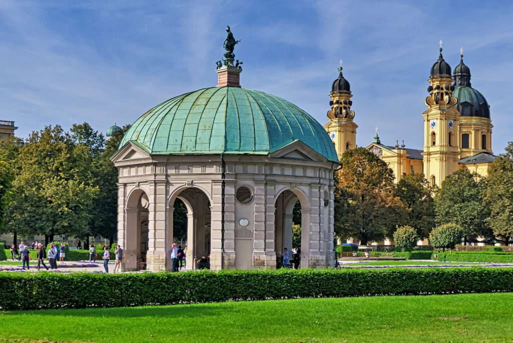Dianatempel im Hofgarten bei Tageslicht