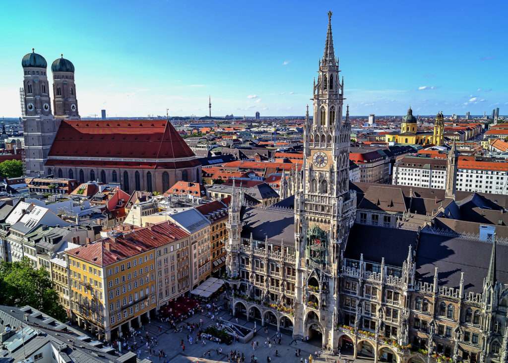 Architekturfotografie München – Blick über die Altstadt mit Frauenkirche und Neuem Rathaus