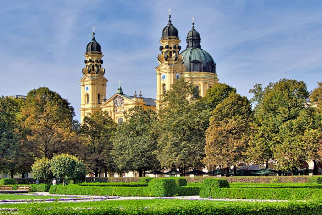 Theatinerkirche am Hofgarten an einem sonnigen Tag