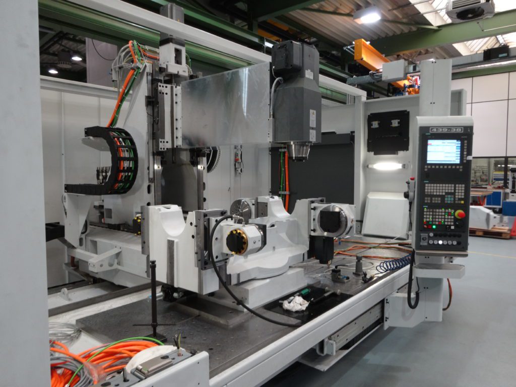 Industriefotografie München – CNC-Bearbeitungszentrum in einer Produktionshalle