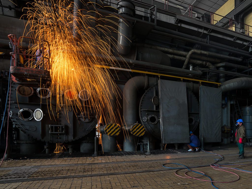 Industriefotografie München – Funkenflug bei der Metallbearbeitung in der Werkhalle