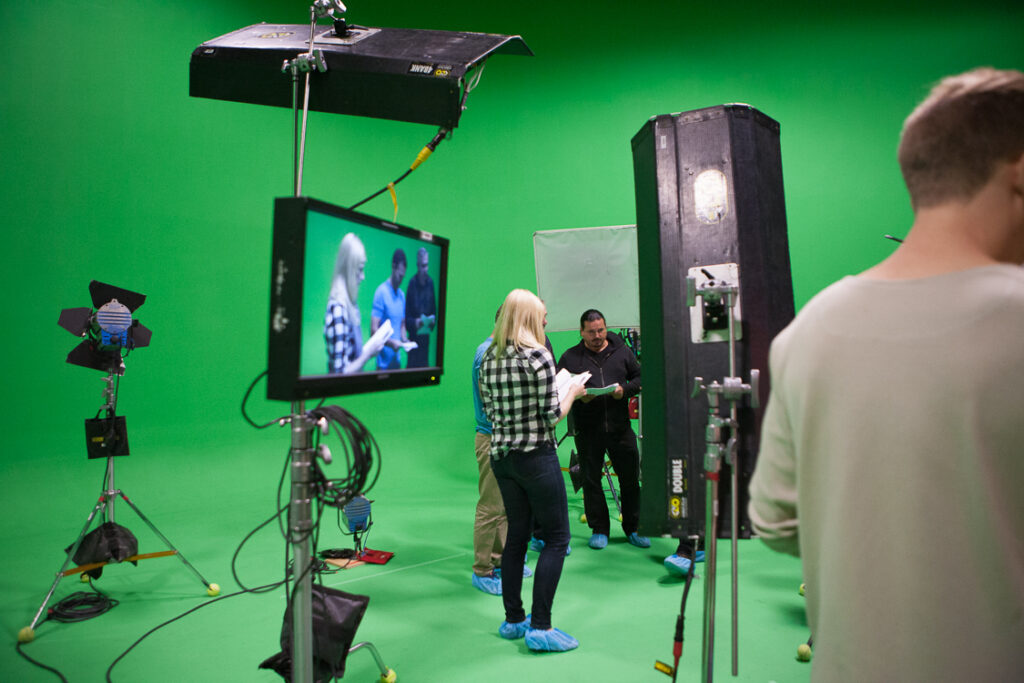 Lanizmedia Green sreen München sind wir ein hauseigenes Green Screen Studio. Individuelle Hintergründe sind so möglich für einen Livestream.