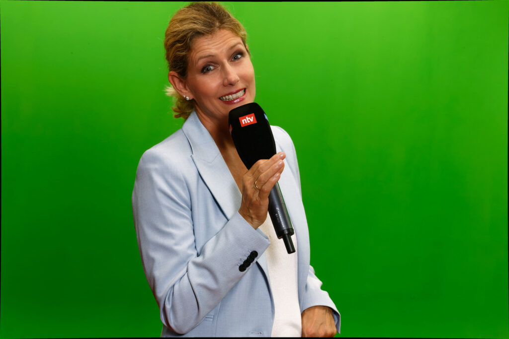 Individuelle Hintergrundgestaltung im Green Screen Studio für Livestreaming in München bei LANIZMEDIA.