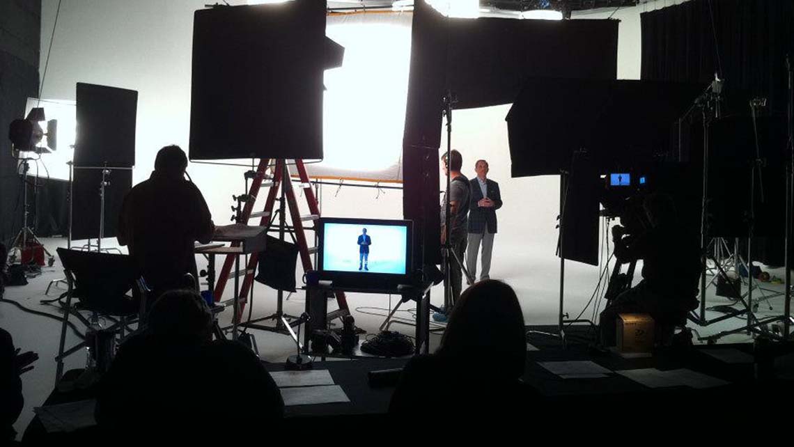 Film Studio Ausstattung München – Studio-Set mit Licht, Kamera und Monitor bei LANIZMEDIA