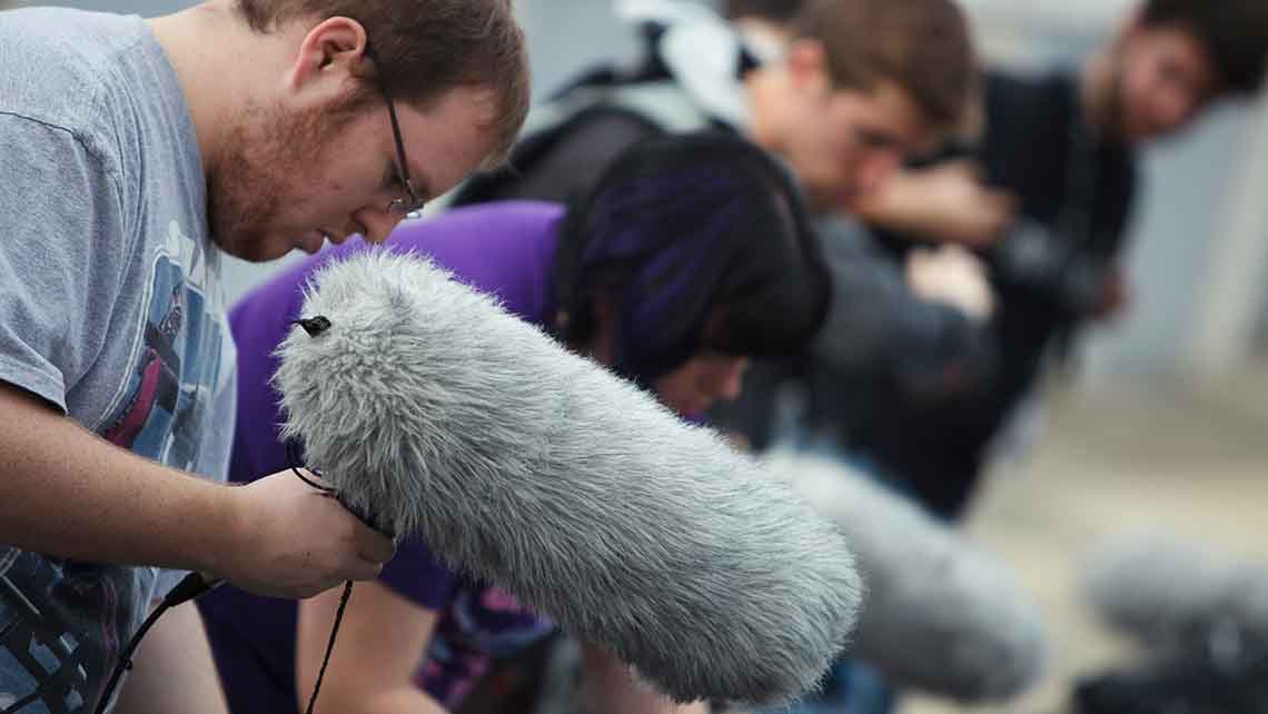 Tonbearbeitung in der Postproduktion – Tonaufnahme mit Boom-Mikrofon bei LANIZMEDIA München