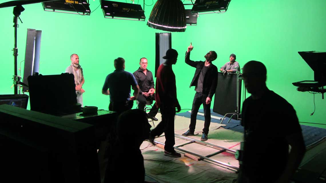 Werbefilmdreh mit Crew und Dolly-Schienen im Greenscreen Studio München