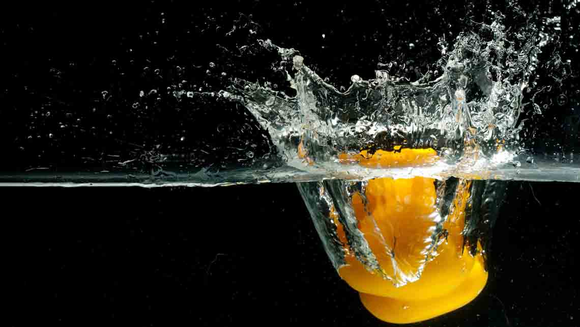 Werbefotografie München – High-Speed-Aufnahme einer Frucht im Wasser, LANIZMEDIA
