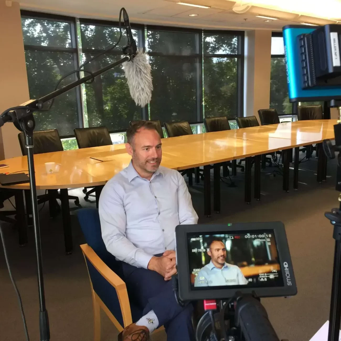 Vertriebsvideo München – Interview-Dreh im Konferenzraum mit Kontrollmonitor