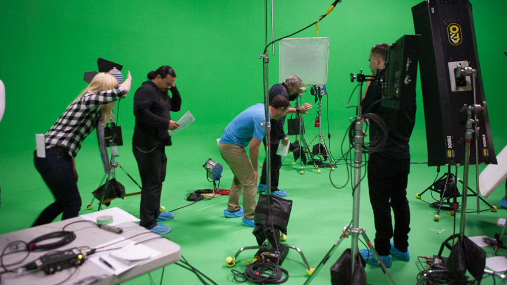 Green Screen Studio München Unser Green Screen Studio in München bietet ideale Bedingungen für professionelle Videoaufnahmen. Perfekte Ausleuchtung, schattenfreie Hintergründe und erstklassige Technik sorgen für beeindruckende Ergebnisse. Jetzt Studio mieten! 👉 Mehr Details