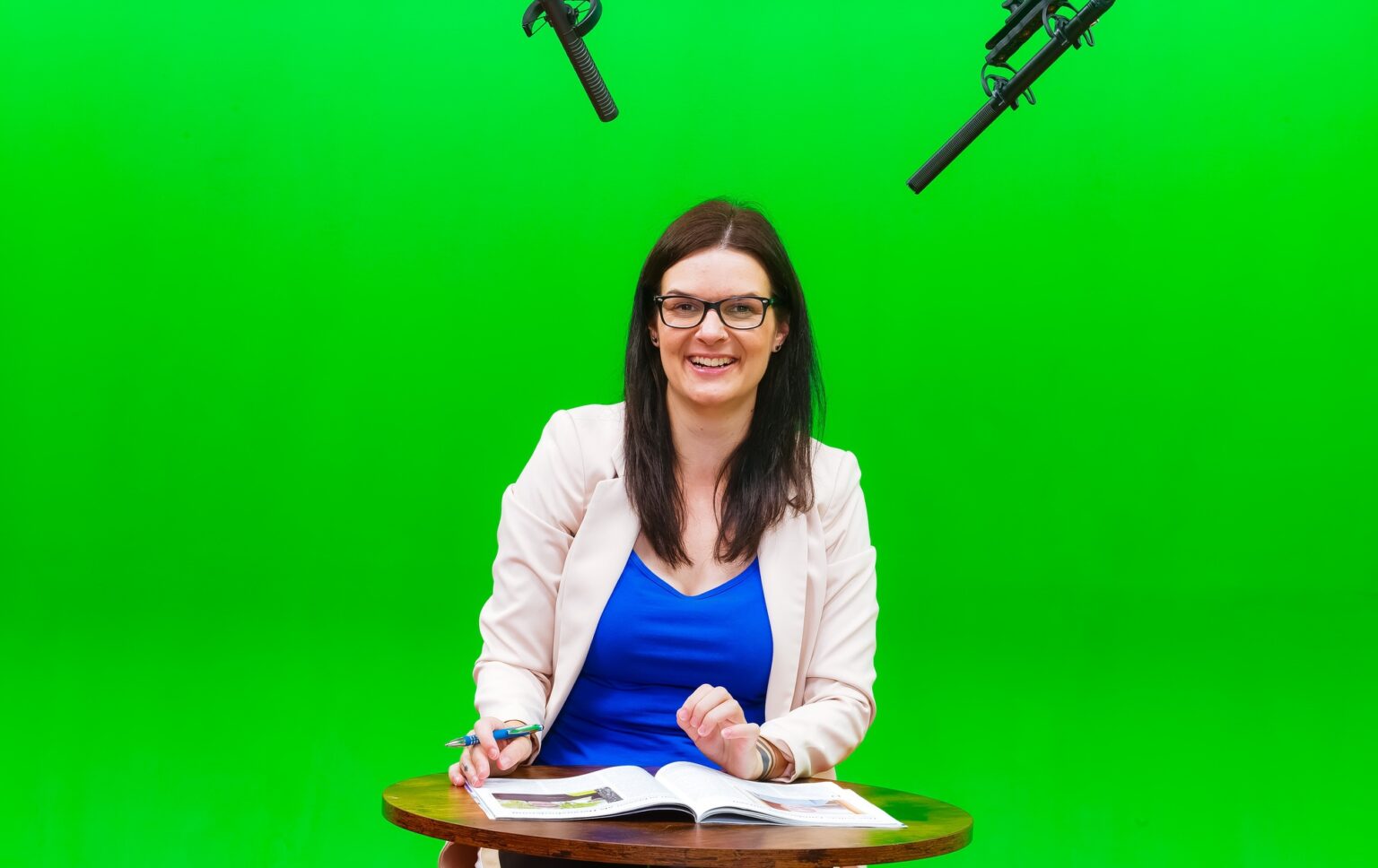 Interlocutrice devant le fond vert dans le studio LANIZMEDIA à Unterhaching près de Munich