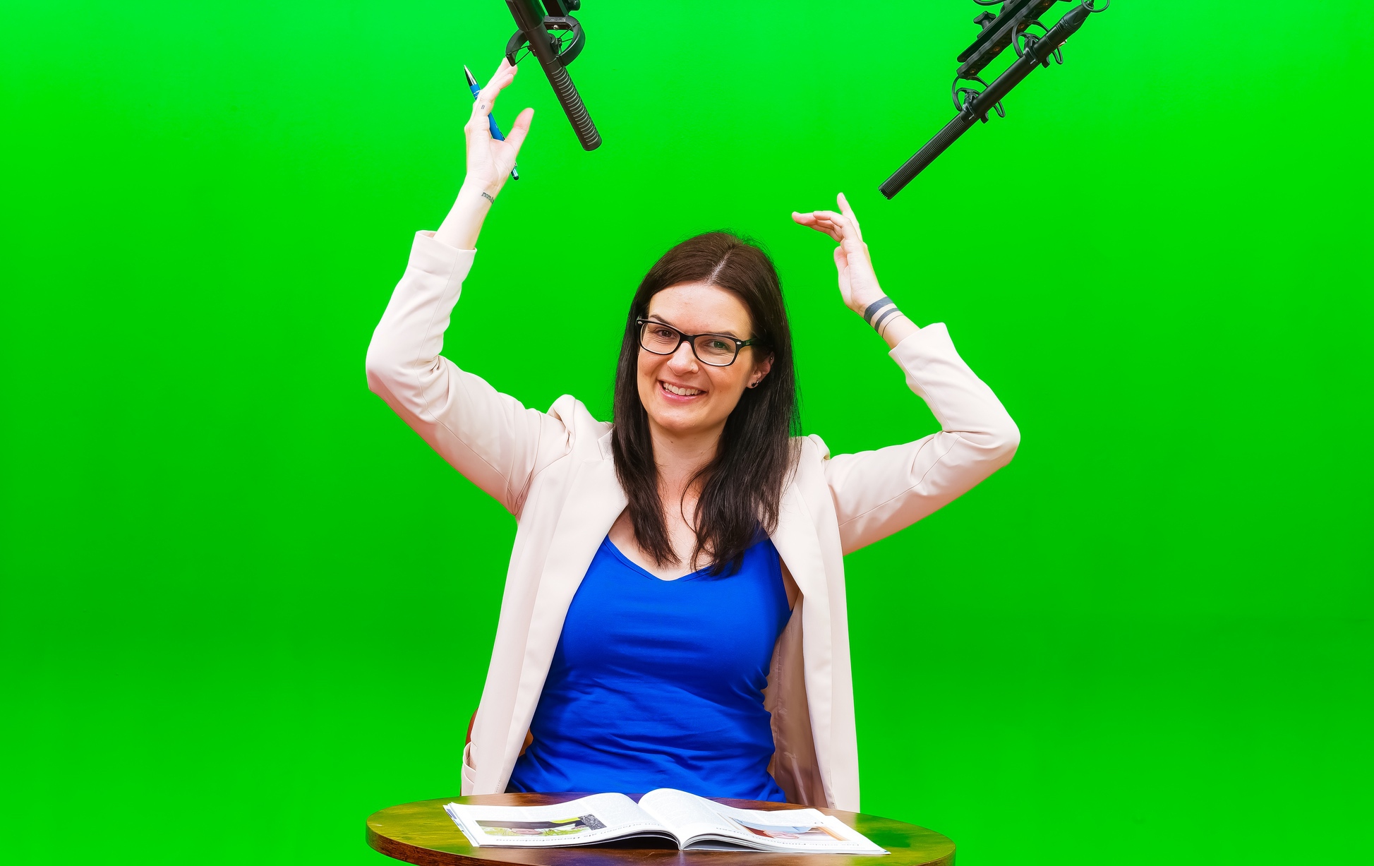 Moderatorin vor dem Greenscreen – Chroma Key Studio München