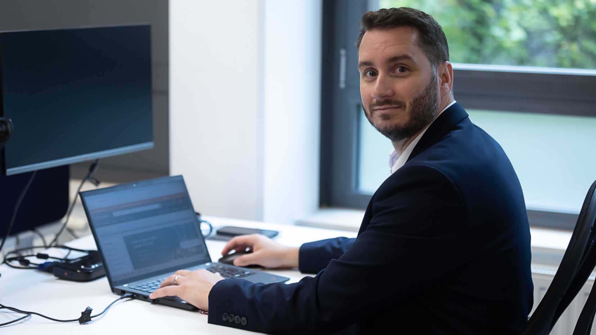 Interview Videoproduktion im Studio mit Greenscreen und professionellem Kamera-Setup