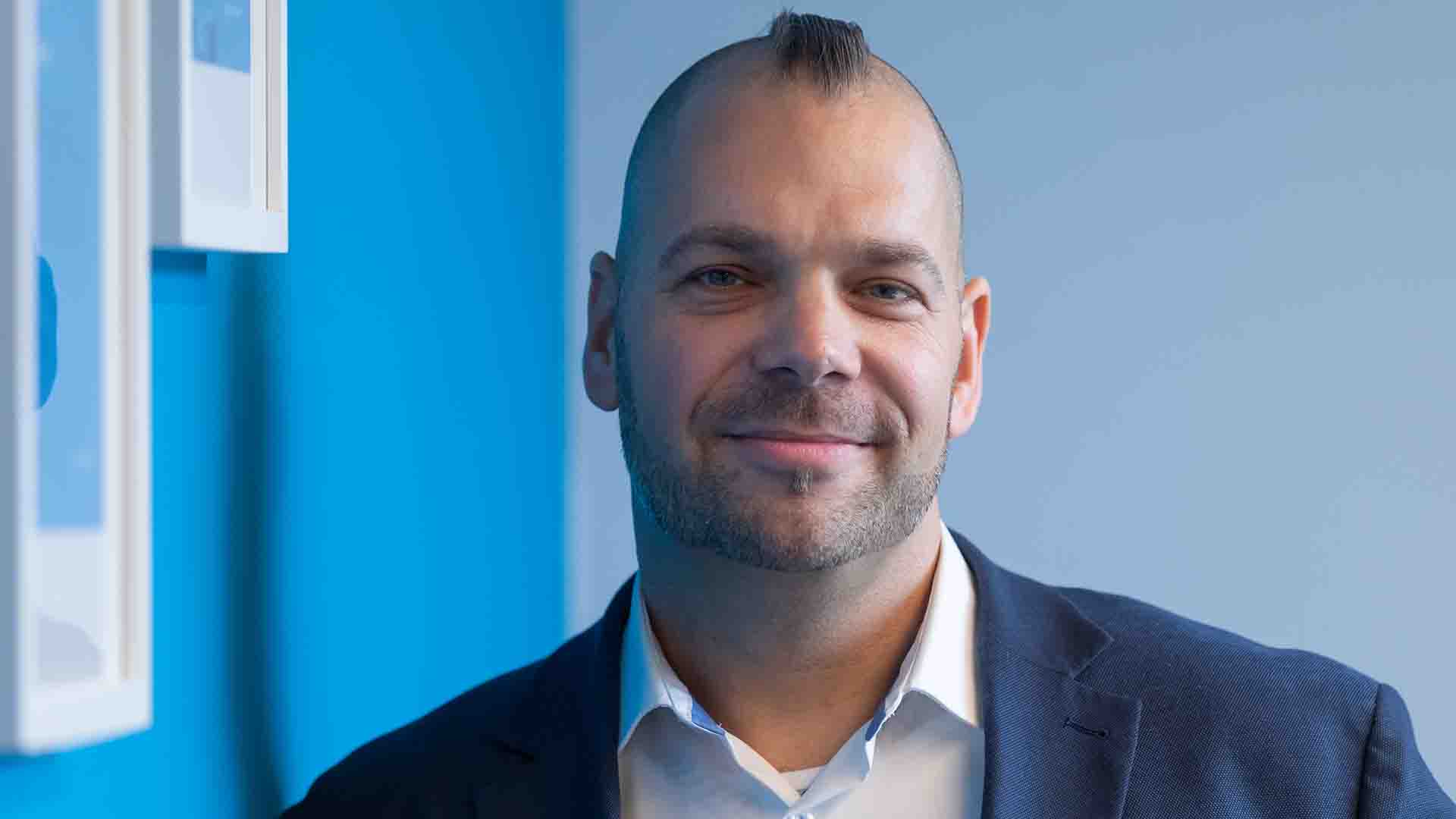 Professionelle Videoproduktion in München. LANIZMEDIA GMBH liefert High-End Interviews & Videoclips. Alles aus einer Hand: Licht, Ton & Kamera. Jetzt anfragen!