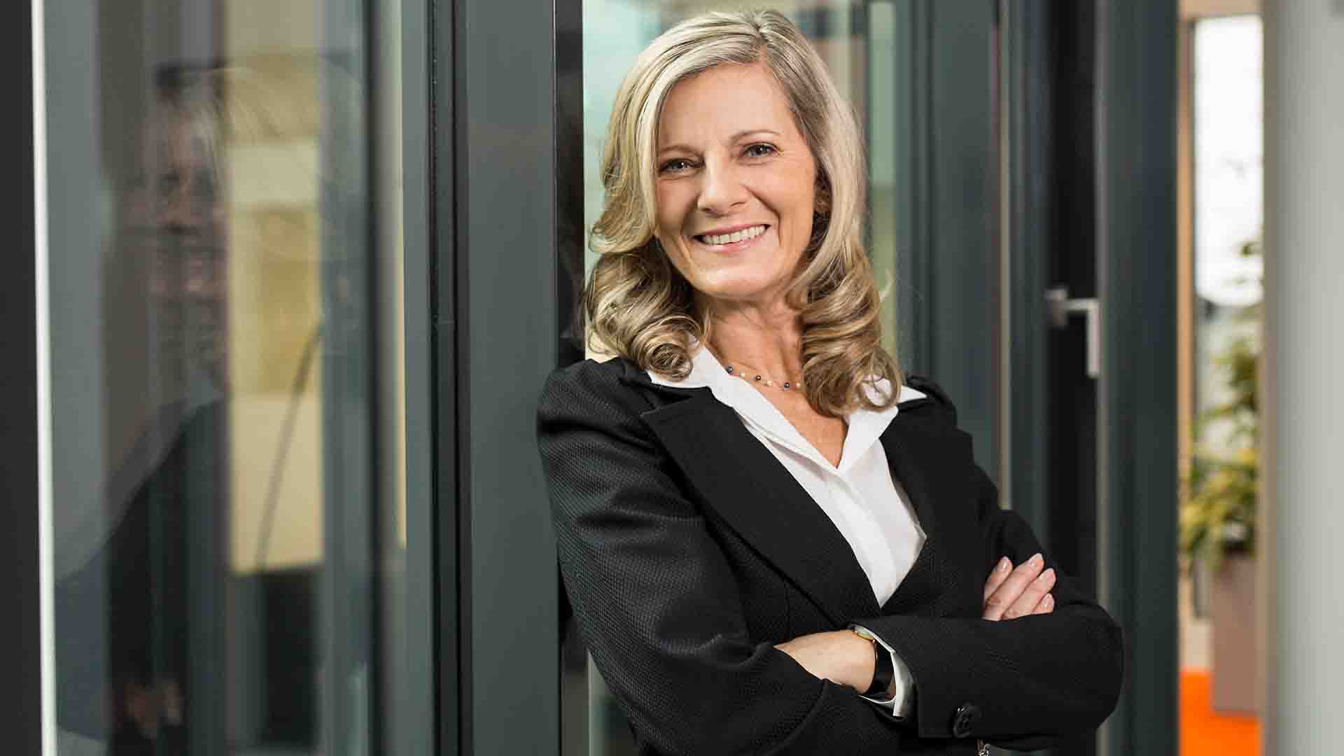 Experteninterview München – Interviewpartnerin vor der Kamera bei LANIZMEDIA