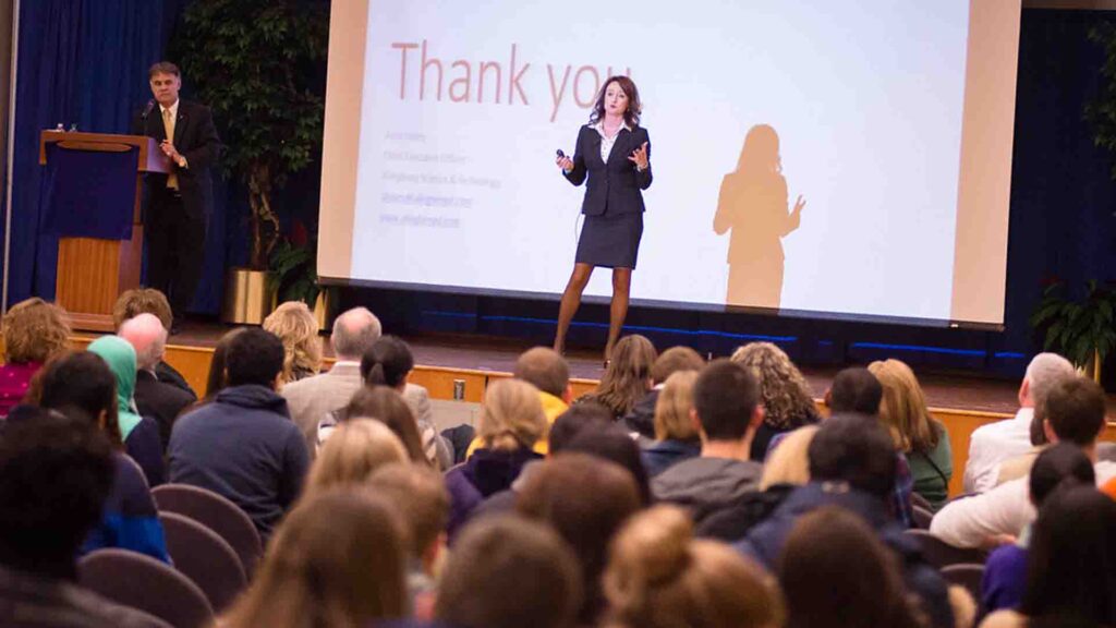 Produktionsteam bei der Live-Regie für ein digitales Event in München.