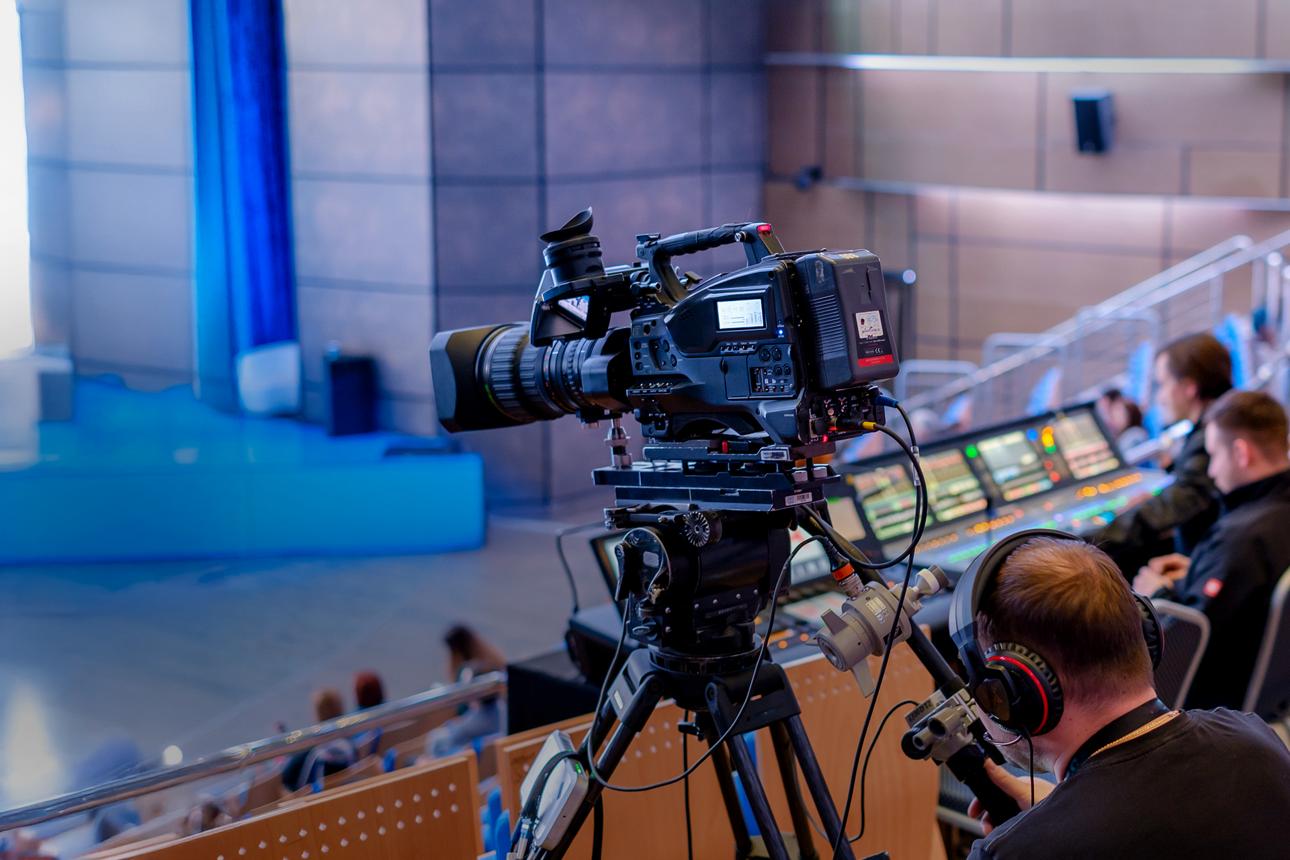 Kamera filmt eine Konferenz – Eventvideo-Dreh von LANIZMEDIA