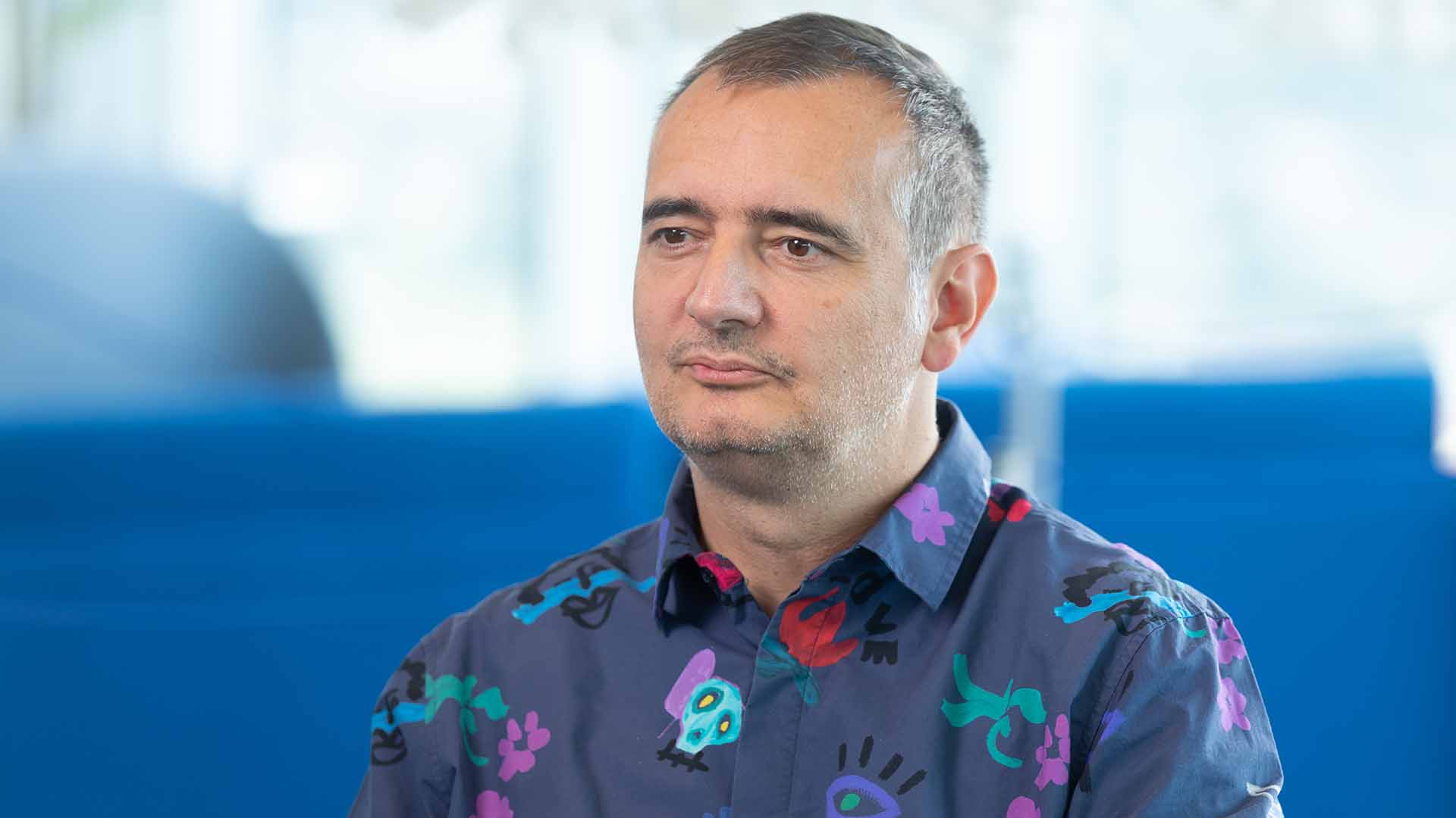 Interview Filmproduktion mit professionellem Lichtsetup und Tonaufnahme im Studio