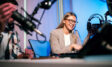 Blick auf das mietbare Podcast Studio in München mit mehreren Mikrofonen für Interview-Gäste.