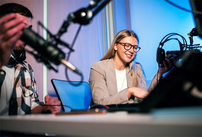 Blick auf das mietbare Podcast Studio in München mit mehreren Mikrofonen für Interview-Gäste.