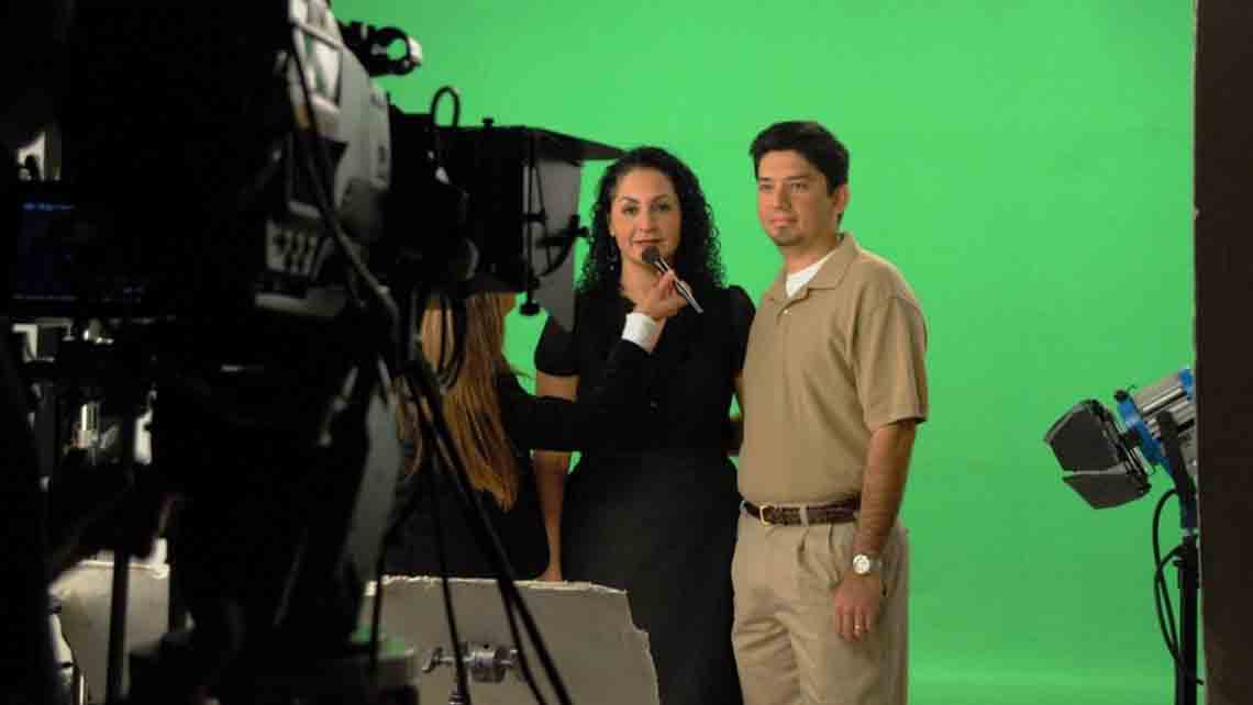 Moderation mit Mikrofon vor dem Greenscreen – Greenscreen Studio München