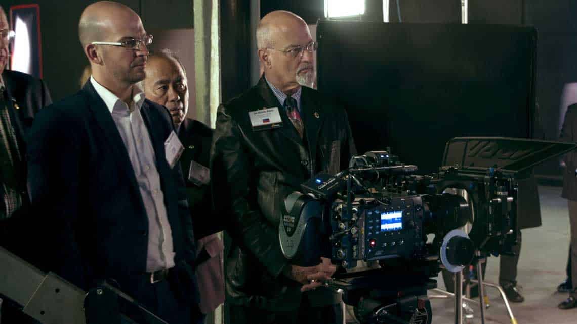 Blick durch die Regieraum-Scheibe ins Studio, produziert für Greenscreen Studio mit Sony FS7 München