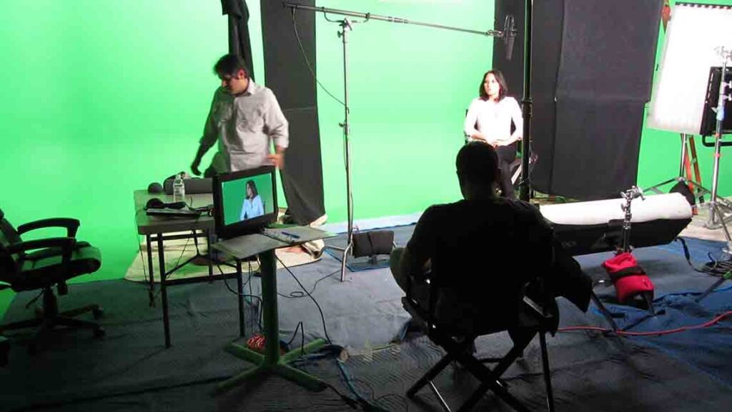 Unser Urban Studio verbindet großzügige Produktionsfläche mit modernster Licht-, Video- und Audiotechnik. Direkt angeschlossen ist unser separates Regiestudio – damit Technik, Regie und Produktion im Hintergrund arbeiten können, während sich Moderation, Speaker:innen und Künstler:innen ungestört auf ihren Auftritt konzentrieren.