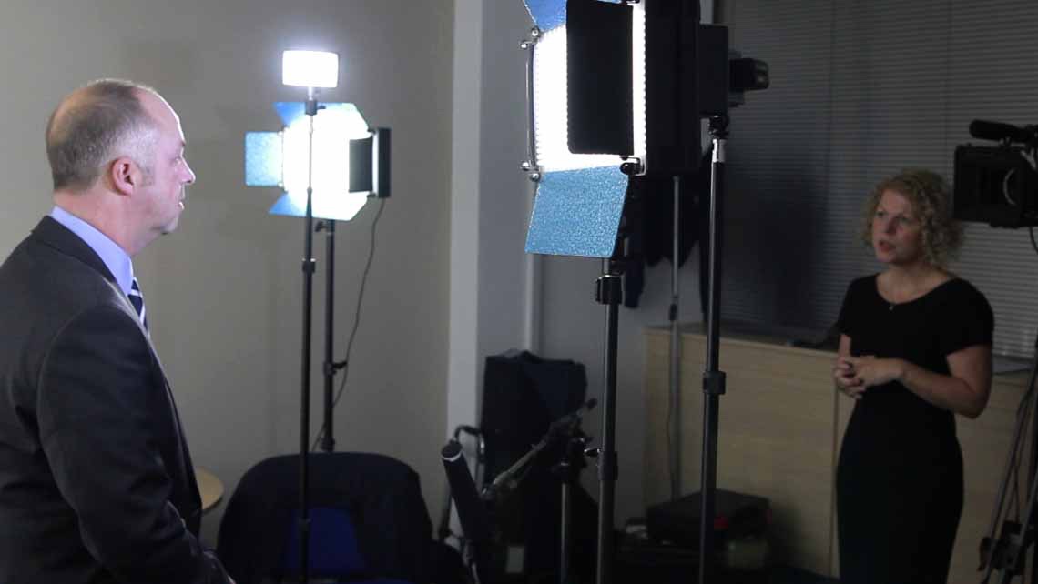 Livestreaming München – Speaker vor Kamera und Licht bei LANIZMEDIA