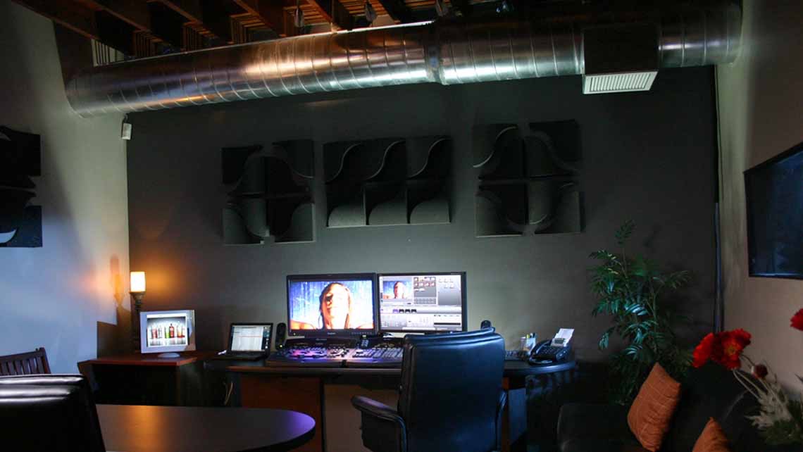 Werbefilm München – Regieraum im LANIZMEDIA Studio Regieraum für Werbefilm München Produktionen mit Kundenmonitoren bei LANIZMEDIA