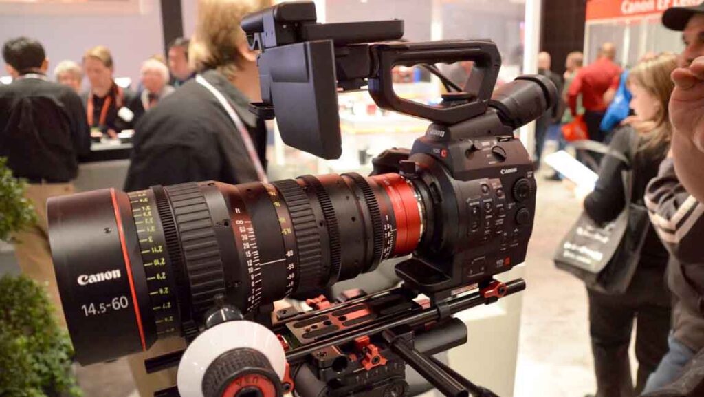 Cinema-Kamera mit Zoomobjektiv beim Event-Dreh von LANIZMEDIA