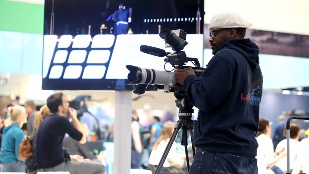 Eventfilm München – Kameramann von LANIZMEDIA filmt auf einer Messe
