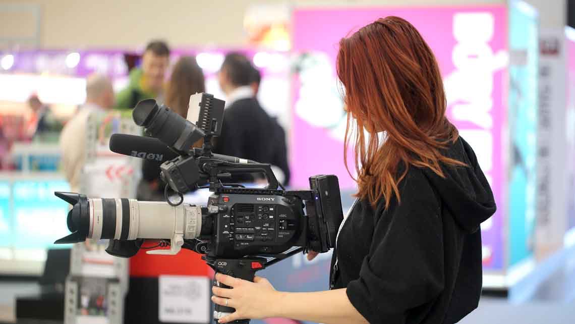 Modefotografie mit Video für Social Media – Kamerafrau beim Dreh in München