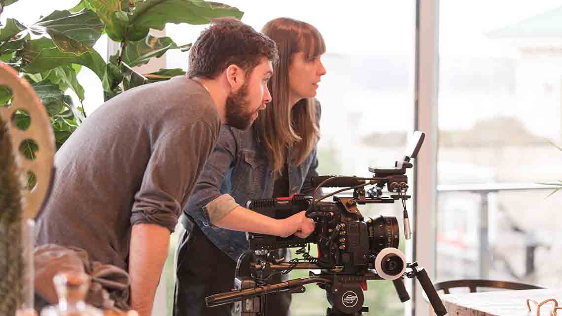 LANIZMEDIA GmbH: Tonaufnahme mit Mikrofon vor Greenscreen – Greenscreen Interview Studio München