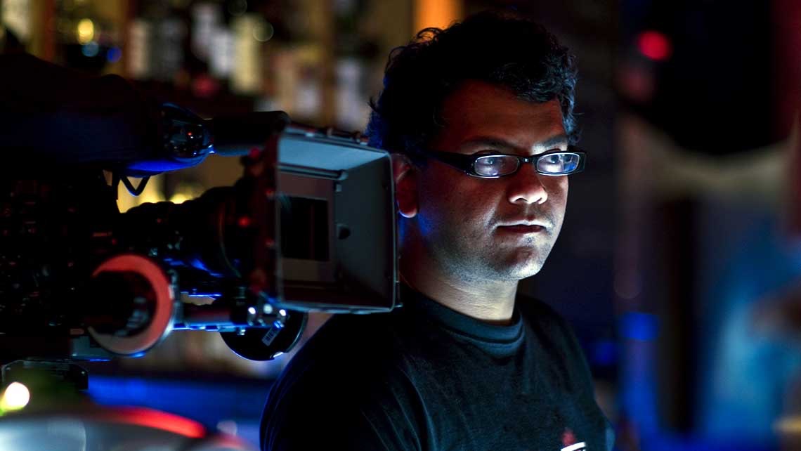 Postproduktion und Schnitt – Videoproduktion München Cutter im Schnittraum – Postproduktion als Teil der Videoproduktion Kosten München