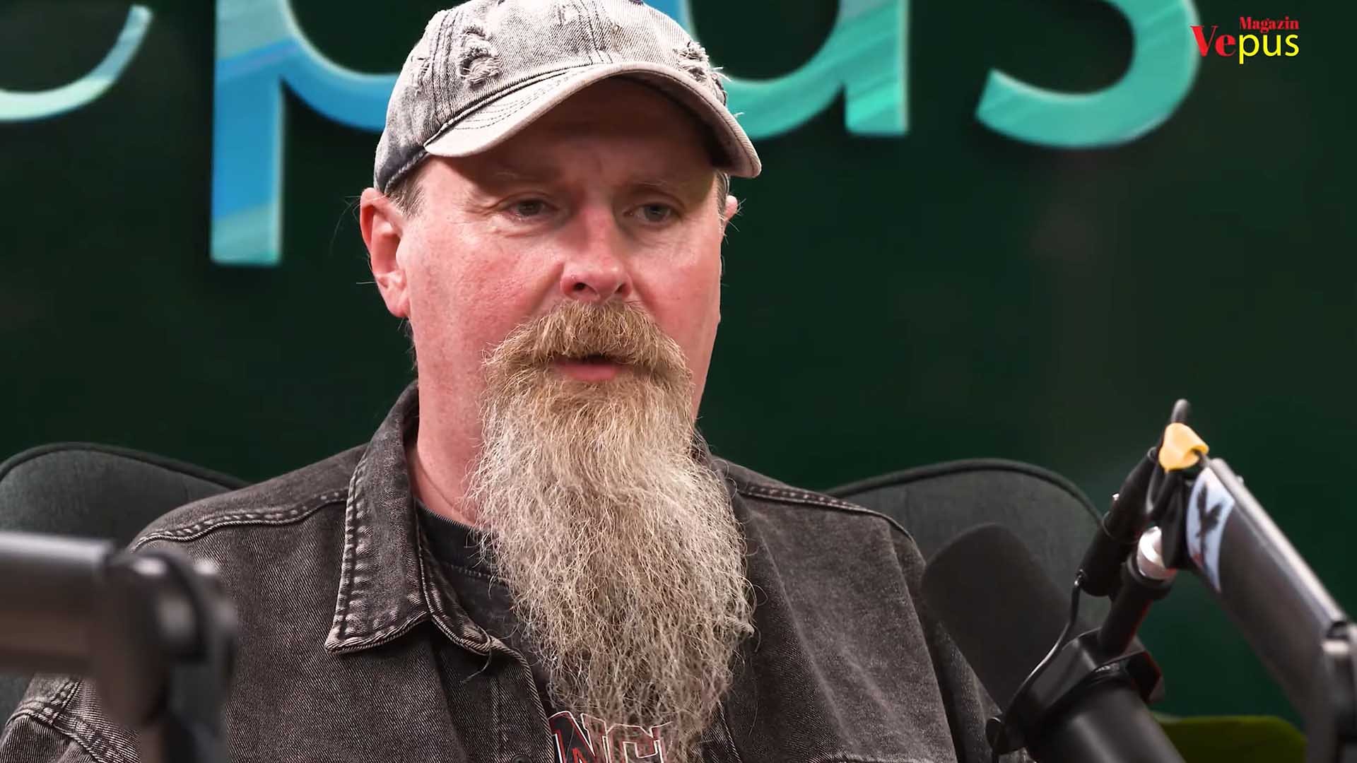 Blick auf das mietbare Podcast Studio in München mit mehreren Mikrofonen für Interview-Gäste.