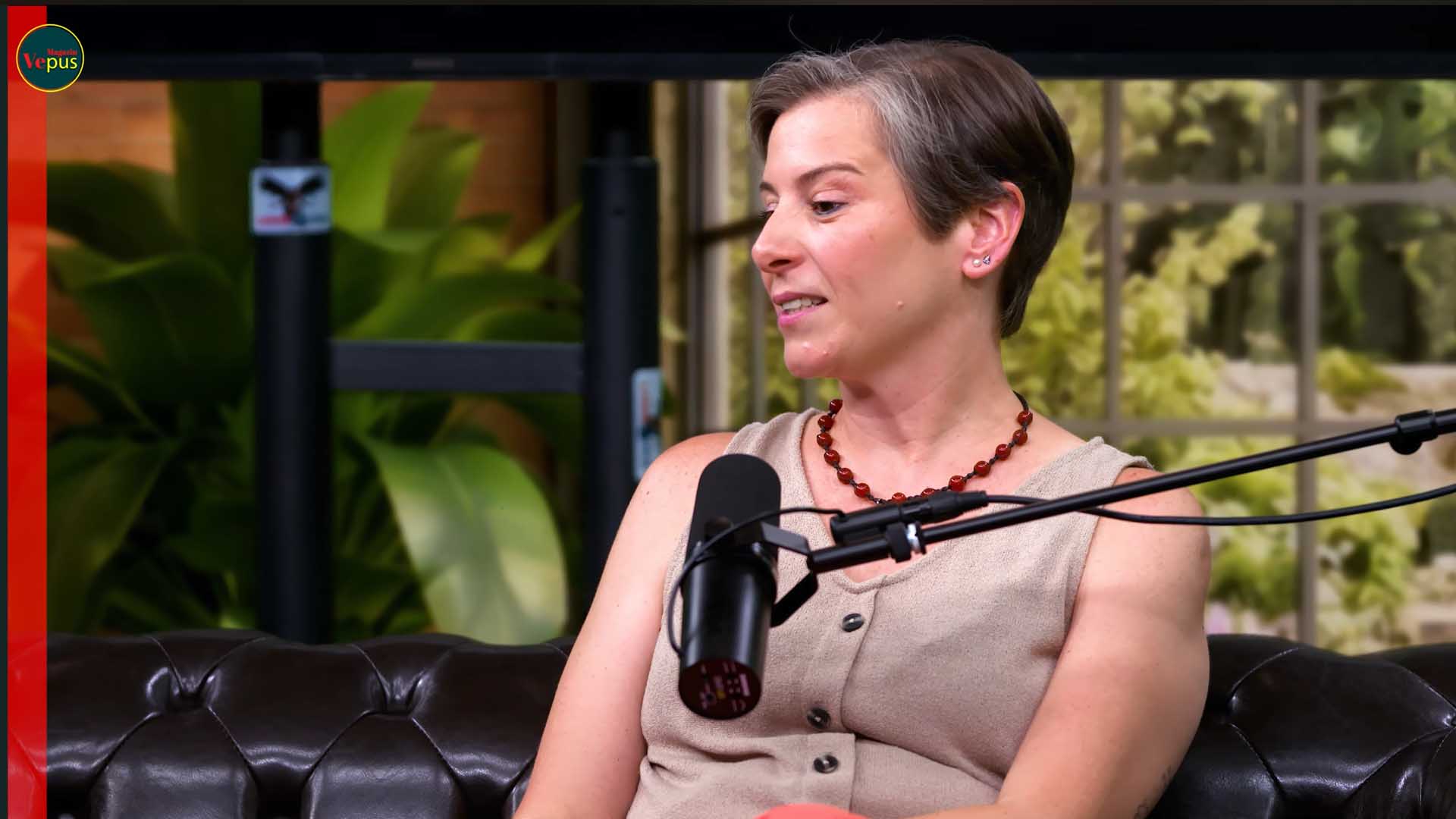 Blick auf das mietbare Podcast Studio in München mit mehreren Mikrofonen für Interview-Gäste.