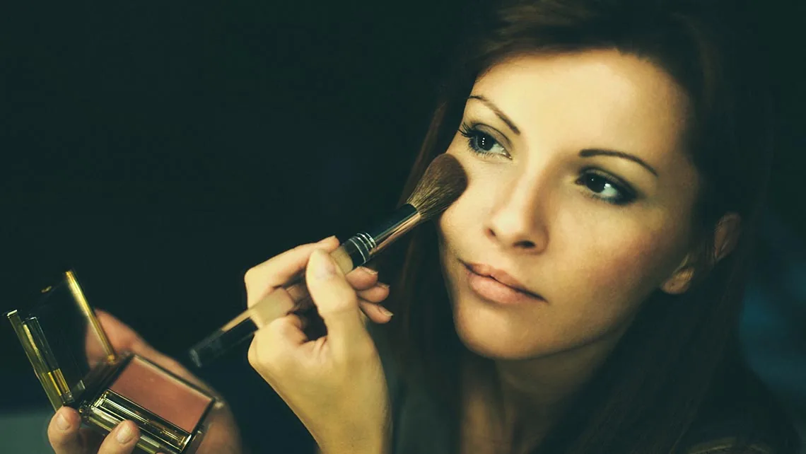 Beauty-Werbespot: Model beim Auftragen von Make-up in Nahaufnahme