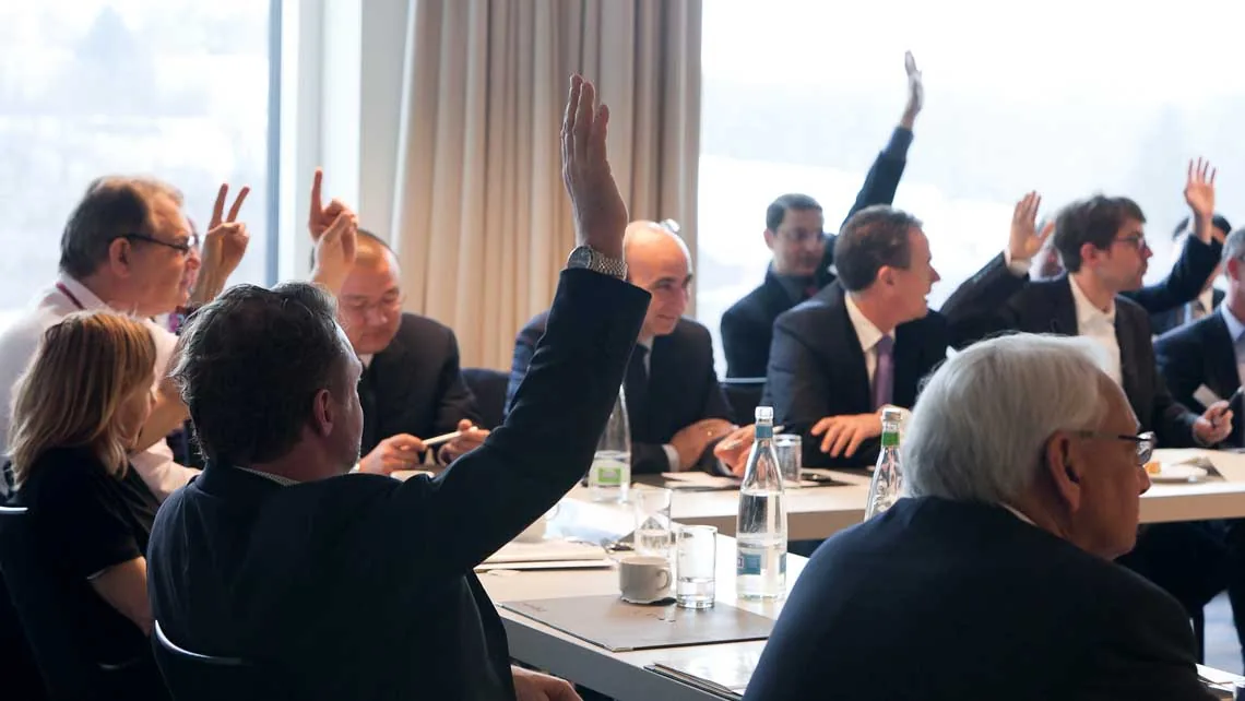 Konferenzteilnehmer stimmen per Handzeichen ab