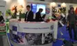 Aussteller beraten Besucher an einem Informationsstand auf einer Fachmesse