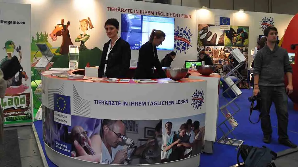 Aussteller beraten Besucher an einem Informationsstand auf einer Fachmesse