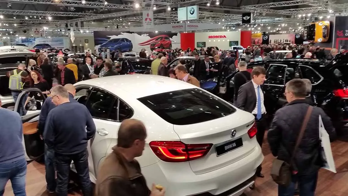 Neuwagen-Präsentation mit vielen Besuchern auf einer Automesse