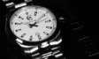 Schwarz-weiße Produktaufnahme einer Herren-Armbanduhr für ein Produktvideo