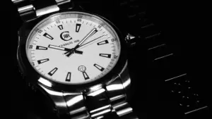 Schwarz-weiße Produktaufnahme einer Herren-Armbanduhr für ein Produktvideo