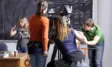 Kamerateam inszeniert eine Klassenzimmer-Szene für einen Recruiting-Werbefilm