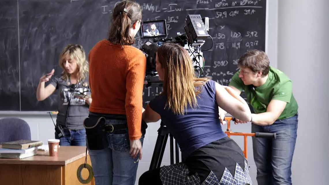 Kamerateam inszeniert eine Klassenzimmer-Szene für einen Recruiting-Werbefilm