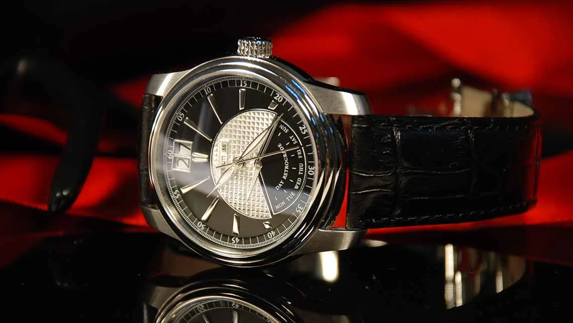 Makroaufnahme einer Chronograph-Uhr vor rotem Hintergrund für Social-Media-Werbung